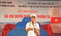 Deputi Menteri Pertahanan Vietnam Nguyen Van Hien menerima Panglia Armada Pasifik Amerika Serikat