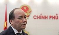 Deputi PM Vietnam Nguyen Xuan Phuc  mengunjungi dan memberikan bingkisan kepada keluarga yang mendapat prioritas di provinsi Hau Giang