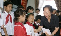 Wapres Vietnam Nguyen Thi Doan  memberikan bingkisan kepada pelajar misikin provinsi Lao Cai