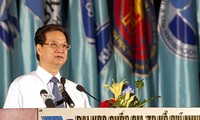 PM Vietnam Nguyen Tan Dung  menghadiri upacara pembukan tahun kuliah baru di Univervistas Nasional kota Ho Chi MInh