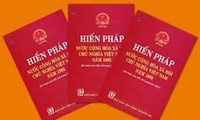 Rakyat memberikan pendapat kepada Rancangan Amandemen  UUD-1992.