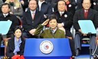 Presiden Republik Korea  Park Geun-hye dilantik.