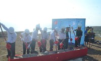 Membangun tugu bendera di pulau Ly Son.