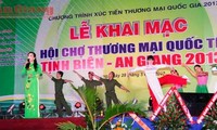 Pembukaan Pekan Raya Perdagangan Internasional  Tinh Bien-An Giang –tahun 2013