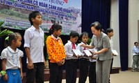 Para pelajar miskin  di provinsi-provinsi di Vietnam tengah mendapatkan  beasiswa “ Bersama-sama dengan saya pergi sekolah”