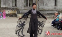 Pagelaran  busana Ao dai  tradisional Vietnam di Perancis