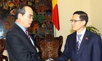 Deputi PM Vietnam, Nguyen Thien Nhan menerima kunjungan penasehat senior Partai Demi orang Thai