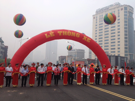 Meresmikan jembatan  layang  di  perempatan jalan Kim Ma-Nguyen Chi Thanh (kota Hanoi).