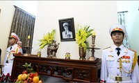 Kira-kira 100 anggota korps diplomatik dan organisasi internasional di kota Hanoi mendaftarkan nama untuk berziarah ke Almarhum Jenderal Vo Nguyen Giap.