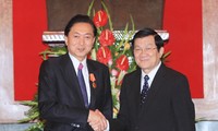 Presiden Vietnam, Truong Tan Sang  menerima mantan PM Jepang Hatoyama Yukio