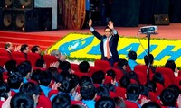 Deputi Perdana Menteri dan para Menteri Vietnam megadakan dialog dengan para mahasiwa.