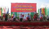 Presiden Vietnam Truong Tan Sang  memeriksa proyek  membangun komples peringatan  Profesor, Akademikus Tran Dai Nghia.