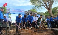 Mulai membangun tiang bendera Tanah Air di pulau Tho Chu-Kien Giang.