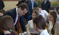 PM Rusia, Dmitry Medvedev secara mendadak melakukan kunjungan di Krimea