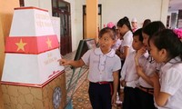 Melakukan sosialisasi tentang laut dan pulau  kampung halaman untuk  anak-anak