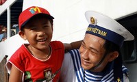 Melakukan sosialisasi dan pendidikan tentang tradisi cemerlang angkatan laut Vietnam