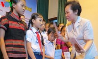 Wakil Presiden Vietnam, Nguyen Thi Doan memberikan beasiswa kepada pelajar yang menjumpai kesulitan