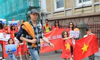 Komunitas  orang Vietnam di luar negeri terus memprotes tindakan salah Tiongkok di Laut Timur.