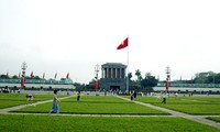 Lapangan Ba Dinh yang bersejarah dan selar  rapat umum untuk hari kemerdekaan