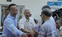 Sekjen KS PKV, Nguyen Phu Trong melakukan kontak dengan para pemilih kota Hanoi