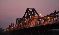 Jembatan-jembatan yang  meningkatkan sosok kota Hanoi