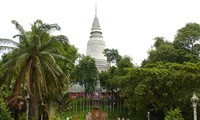 Wat Phnom-destinasi spiritualitas  agama Buddha Kamboja