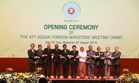 Vietnam  bersama dengan ASEAN berupaya menjadi maujud  yang satu dan mandiri