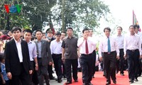 Presiden Vietnam Truong Tan Sang  membakar hio di kompleks situs  peninggalan sejarah istimewa  Kuil Raja Hung