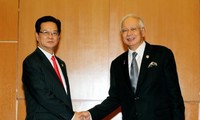 PM Vietnam Nguyen Tan Dung menerima  PM Malaysia Najib Tun Rajak dan Presiden Filipina, Benigno S.Aquino III 