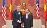 Ketua MN Vietnam Nguyen Sinh Hung menerima delegasi anggota Parlemen AS.