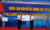 Pameran bahan dokumen tentang dua kepulauan Hoang Sa (Paracels) dan Truong Sa (Spratlys)