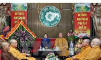 Kepala Departemen Penggerakan  Massa Rakyat  KS PKV Ha Thi Khiet mengucapkan selamat kepada Sanggha Buddha Vietnam.