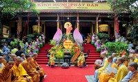 Ketua Pengurus Besar Front Tanah Air Vietnam, Nguyen Thien Nhan mengunjungi dan mengcapkan selamat kepada Sangha Buddha Vietnam