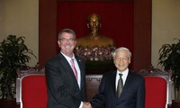 Sekjen KS PKV Nguyen Phu Trong menerima Menhan AS, Ashton Carter