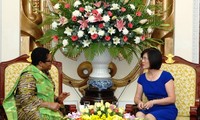 Istri Deputi PM, Menlu Vietnamm, Pham Binh Minh menerima delegasi para istri Duta Besar   di kota Beijing  yang berkunjung di Vietnam.