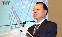 Deputi PM Vietnam Vu Van Ninh  menghadiri Forum Kerjasama Pendidikan Vietnam-Inggeris.