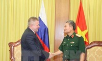 Letnan Jenderal Truong Quang Khanh, Deputi Menhan Vietnam menerima  Wakil Direktor Badan  Federal tetnang Kerjasama Teknik Militer Rusia