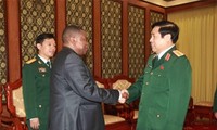 Menhan Vietnam menerima Sekretaris Negara urusan Pertahanan Afrika Selatan.