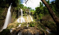 Keindahan air terjun Dai Yem di kota madya  Moc Chau