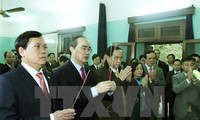 Ketua Pengurus Besar Front Tanah Air Vietnam, Nguyen Thien Nhan  membakar hio untuk mengenangkan Presiden Ho Chi Minh