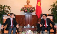 Deputi PM, Menlu Vietnam, Pham Binh Minh menerima Dubes Laos dan Singapura