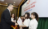 Ada 60 mahasiswa terkemuka yang mendapat bea siswa  Acecook Vietnam