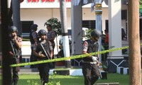 Serangan bom bunuh diri terhadap pos polisi di kota Solo, Indonesia