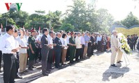 Membakar hio  di makam para martir  pasukan koalisi Laos-Vietnam