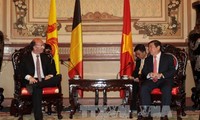 Pimpinan kota Ho Chi Minh menerima Menteri, Gubernur Pemerintah Kawasan Wallonie  - Burussels, Belgia