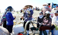 Pagi hari di pasar ikan Giao Hai, provinsi Nam Dinh