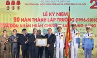 PM Vietnam, Nguyen Xuan Phuc menghadiri upacara peringatan ultah ke-20 berdirinya  Sekolah Tinggi  Bisnis dan Teknologi  Hanoi