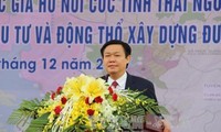 Deputi PM Vuong Dinh Hue menghadiri upacara memulai pembangunan dua  proyek titik berat di provinsi Thai Nguyen