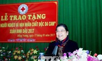 Wakil Harian Ketua MN Vietnam, Tong Thi Phong mengunjungi dan  memberikan bingkisan kepada kaum miskin di provinsi Bac Giang