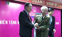 Upacara pemberian  benda-benda kepada  Museum Pers Vietnam